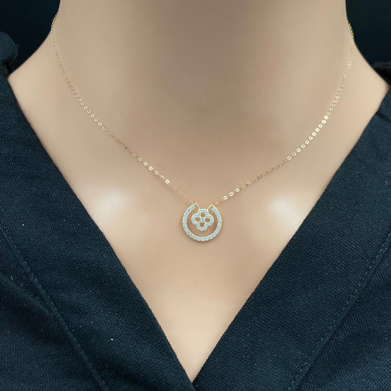 عقد ذهب عيار 18 الوزن 0.74 جرام