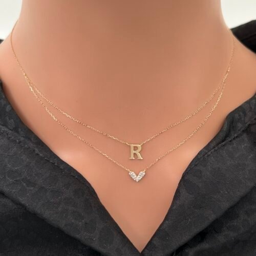 عقد حرف R ذهب عيار 18 الوزن 1.32 جرام