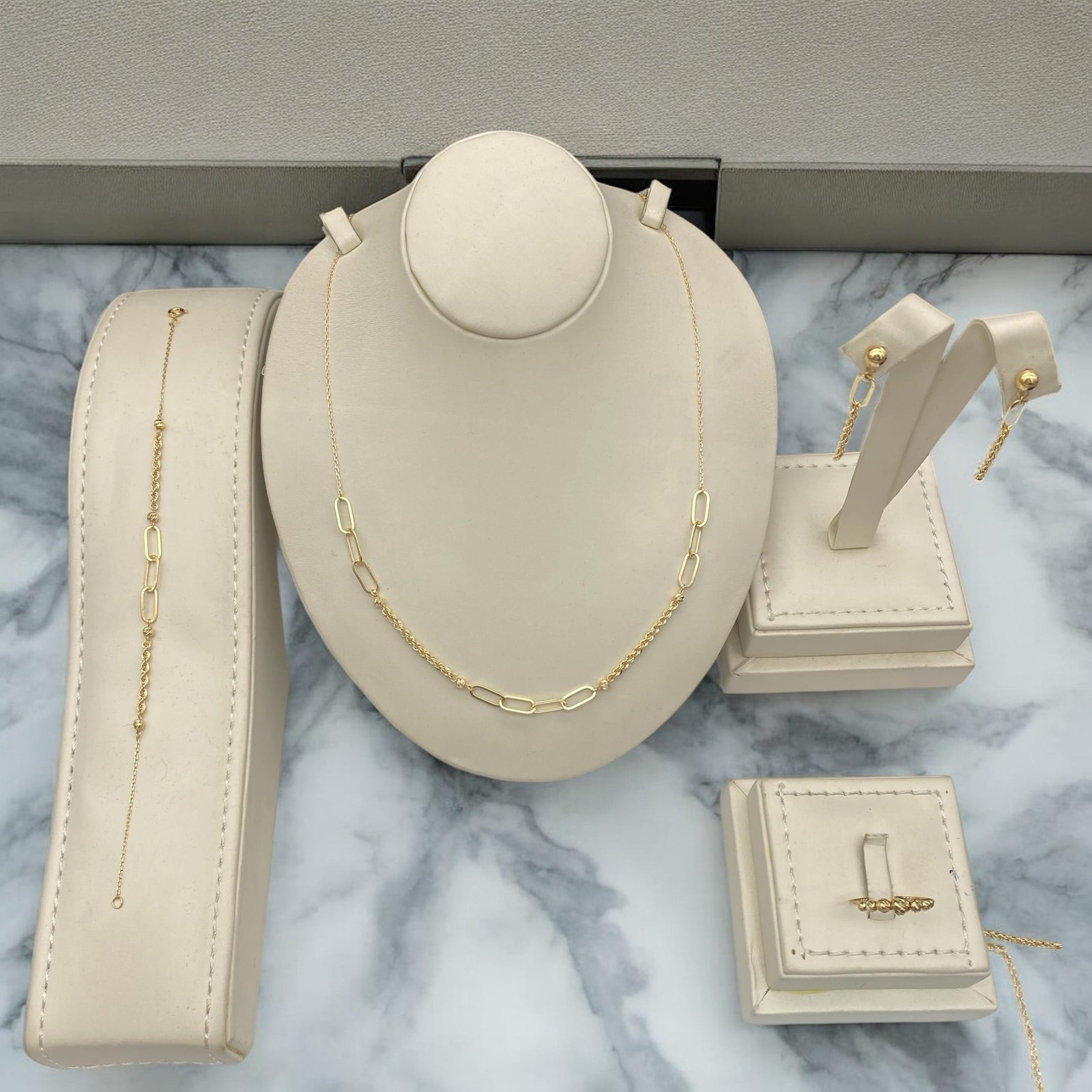 طقم ذهب عيار 18 الوزن 6.64 جرام