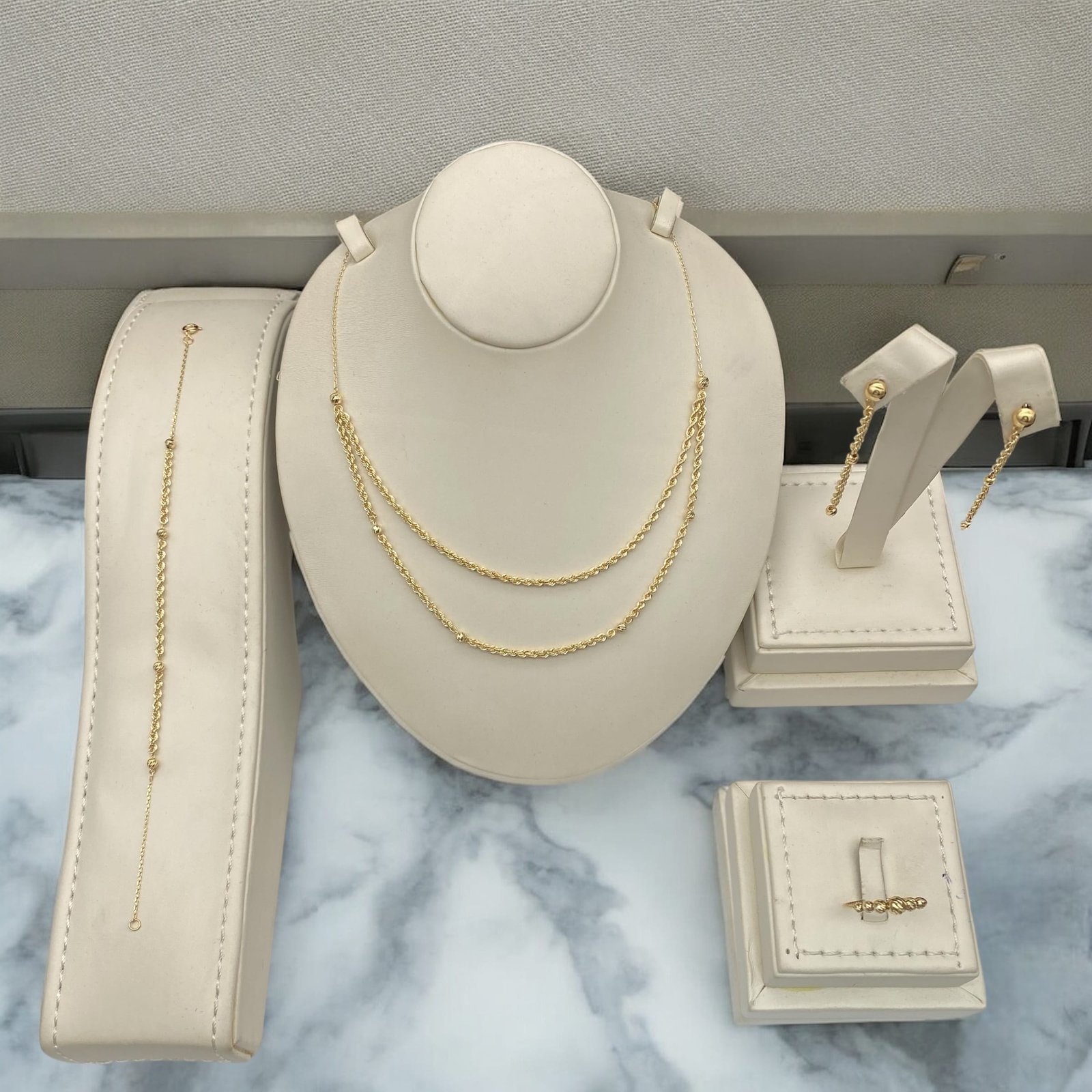 طقم ذهب عيار 18 الوزن 5.93 جرام