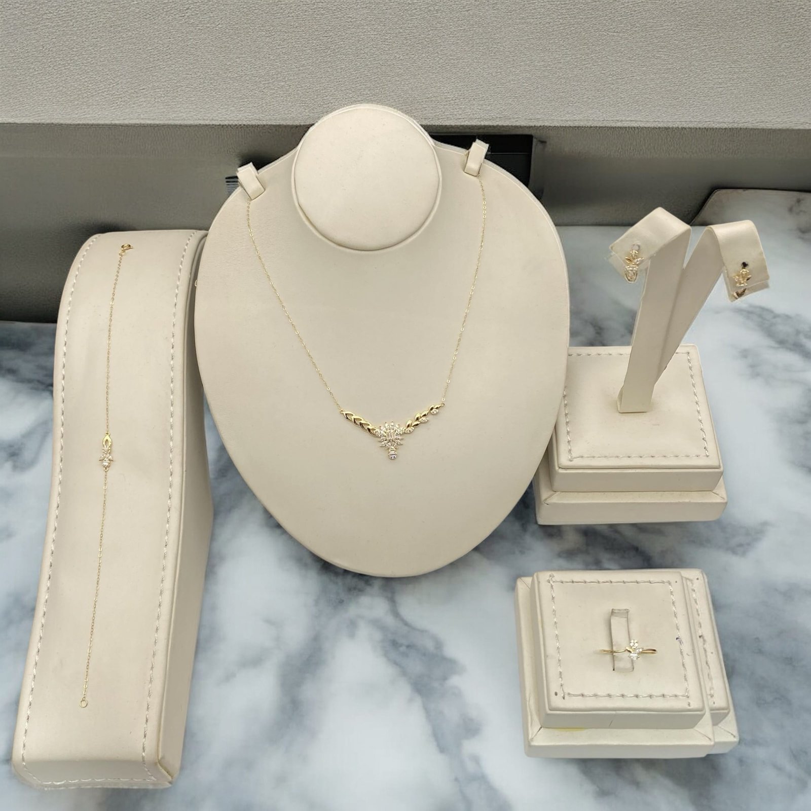 طقم ذهب عيار 18 الوزن 3.1 جرام