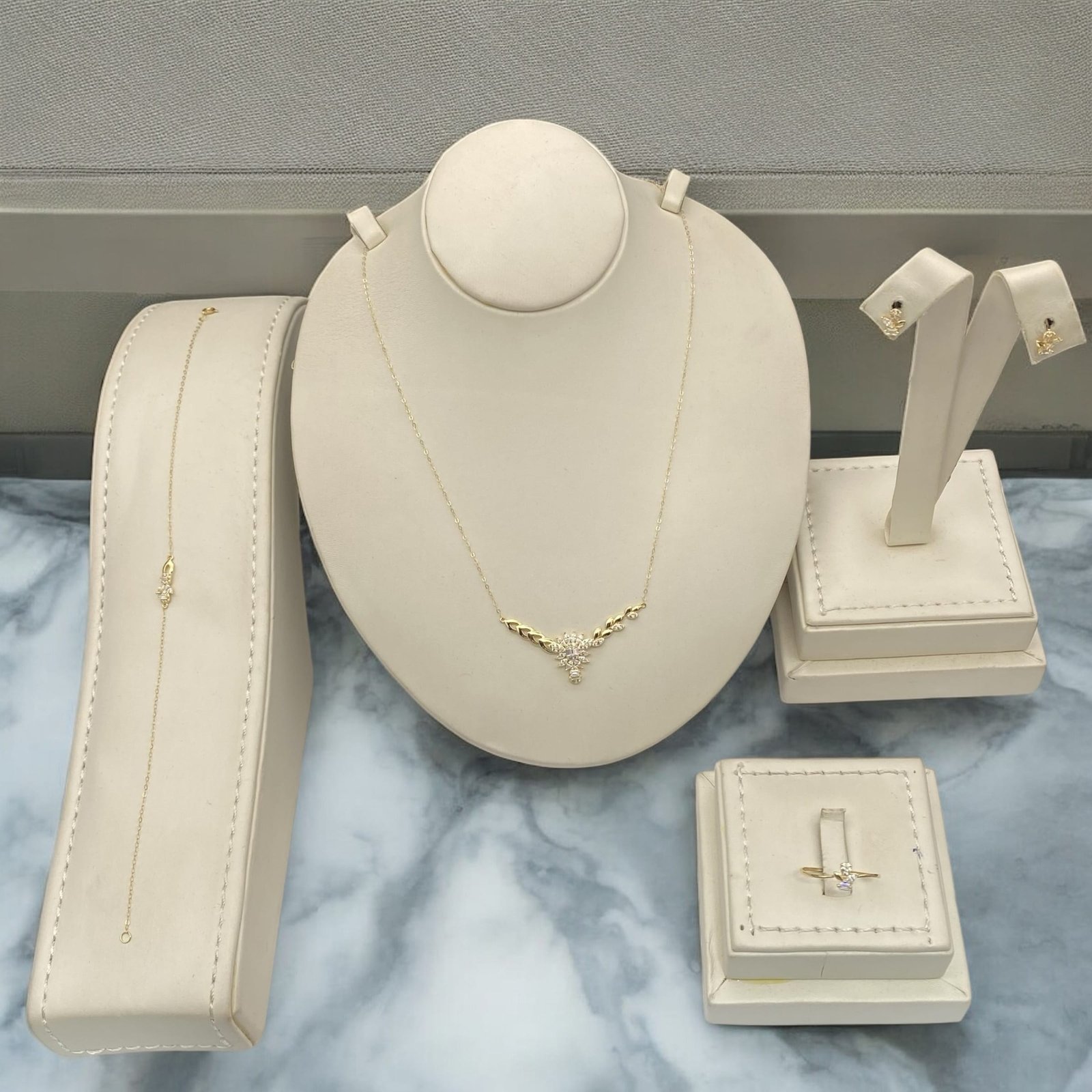 طقم ذهب عيار 18 الوزن 3.11 جرام