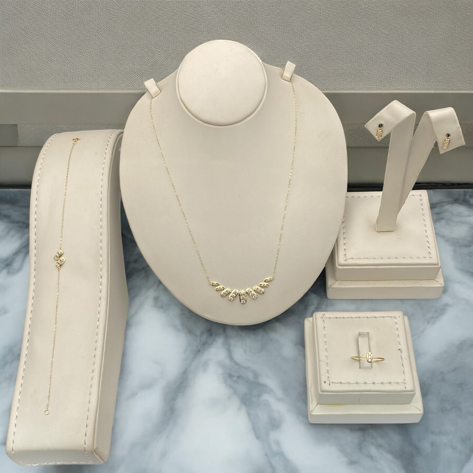 طقم ذهب عيار 18 الوزن 3.2 جرام