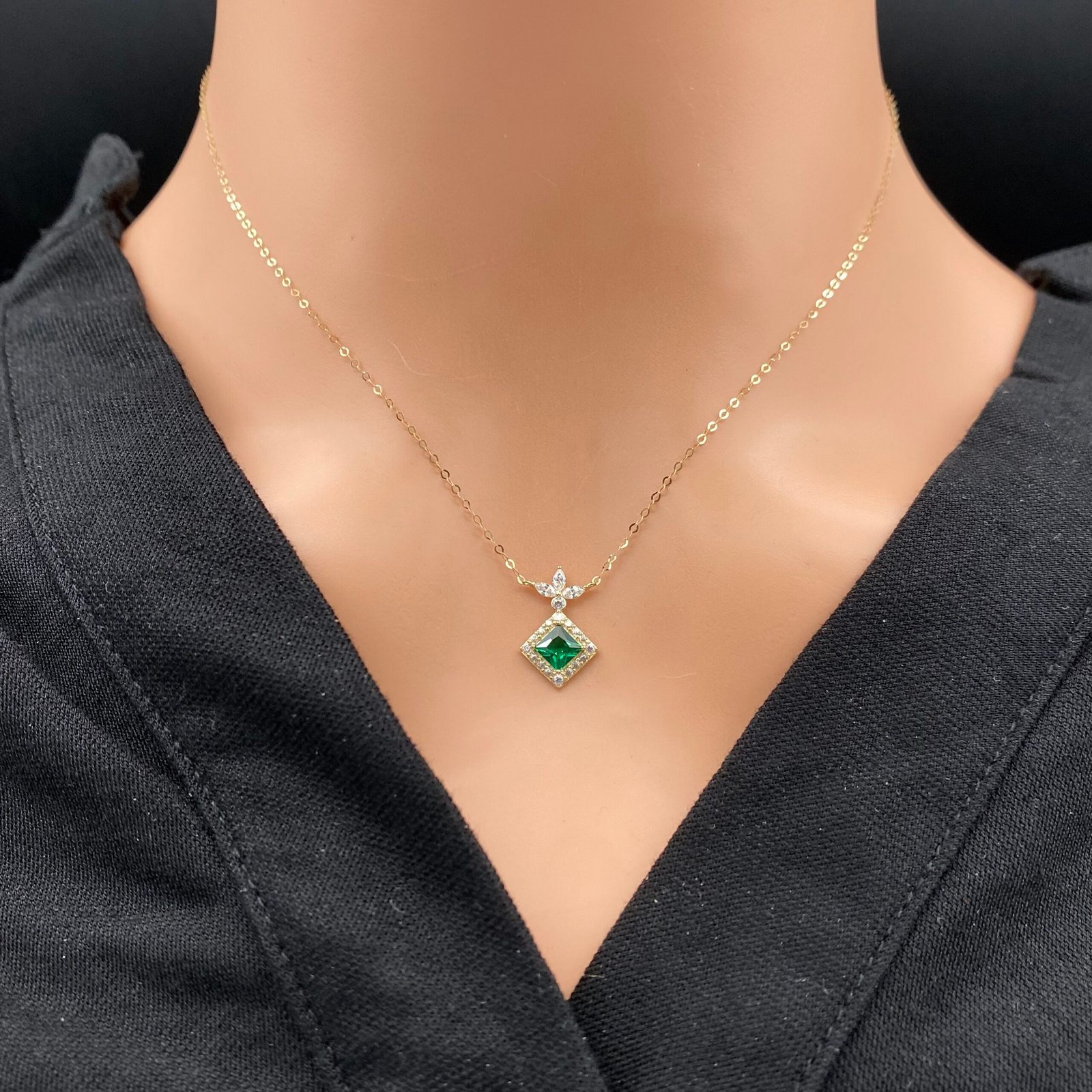 عقد ذهب عيار 18 الوزن 0.65 جرام