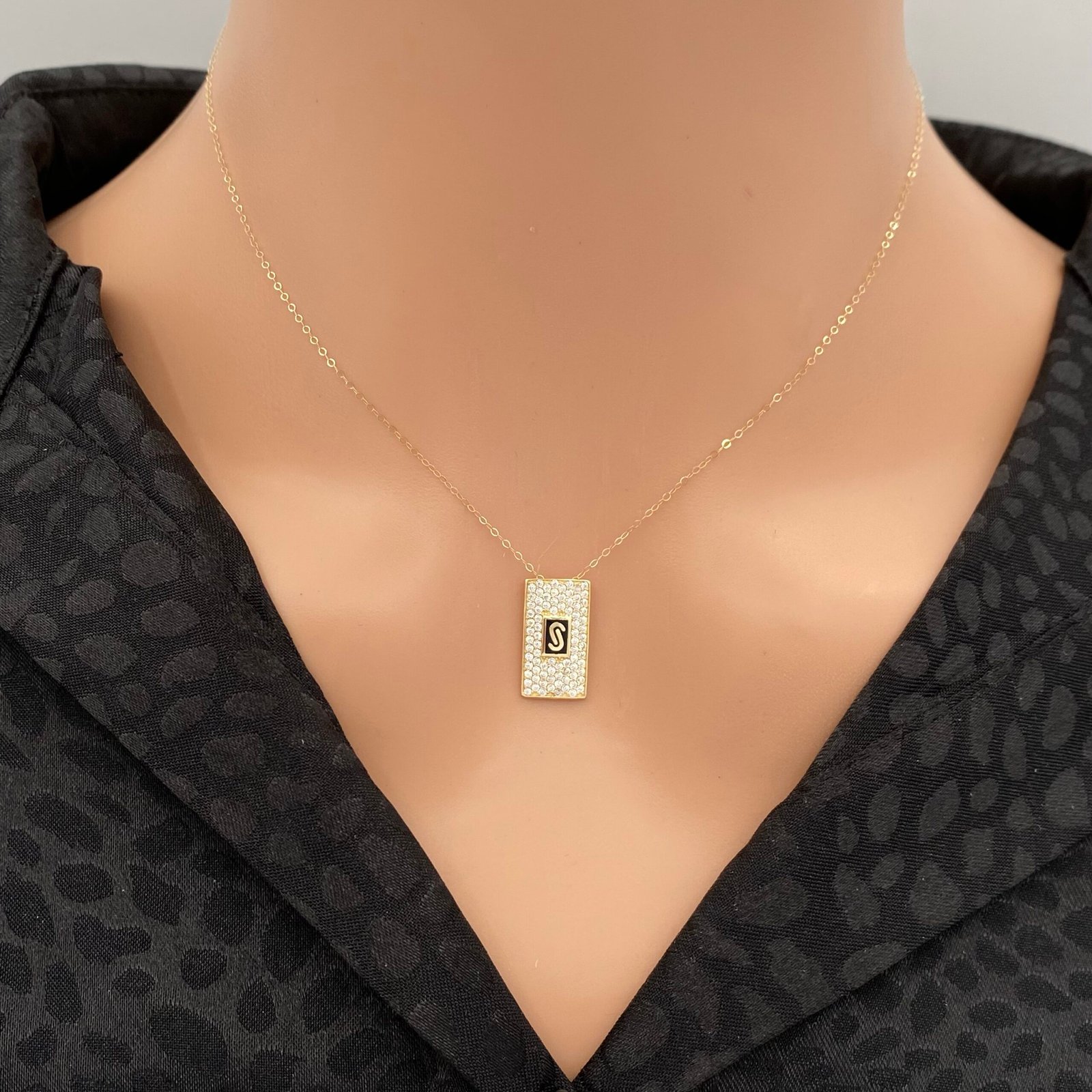 عقد ذهب عيار 18 الوزن 1.15 جرام