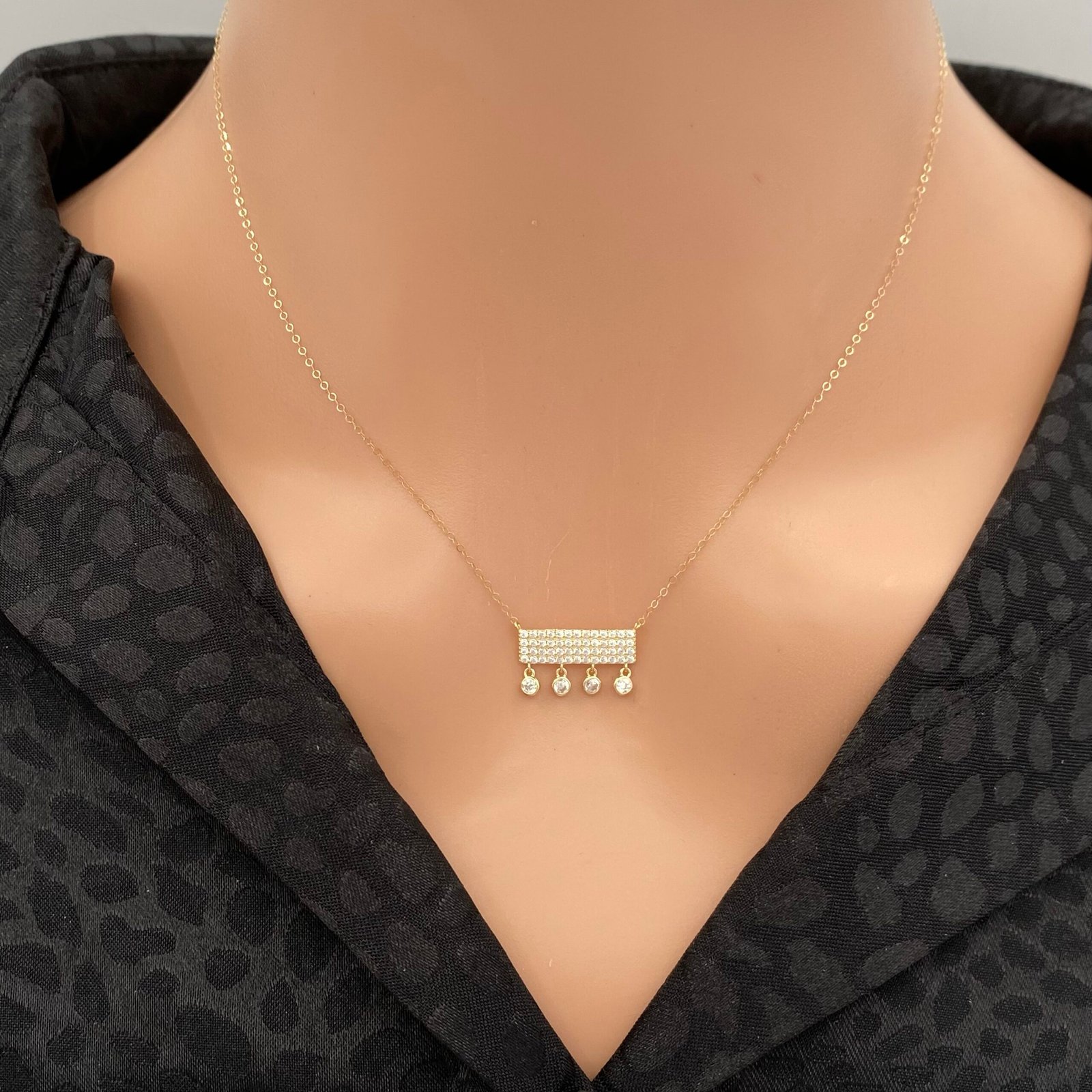 عقد ذهب عيار 18 الوزن 0.93 جرام