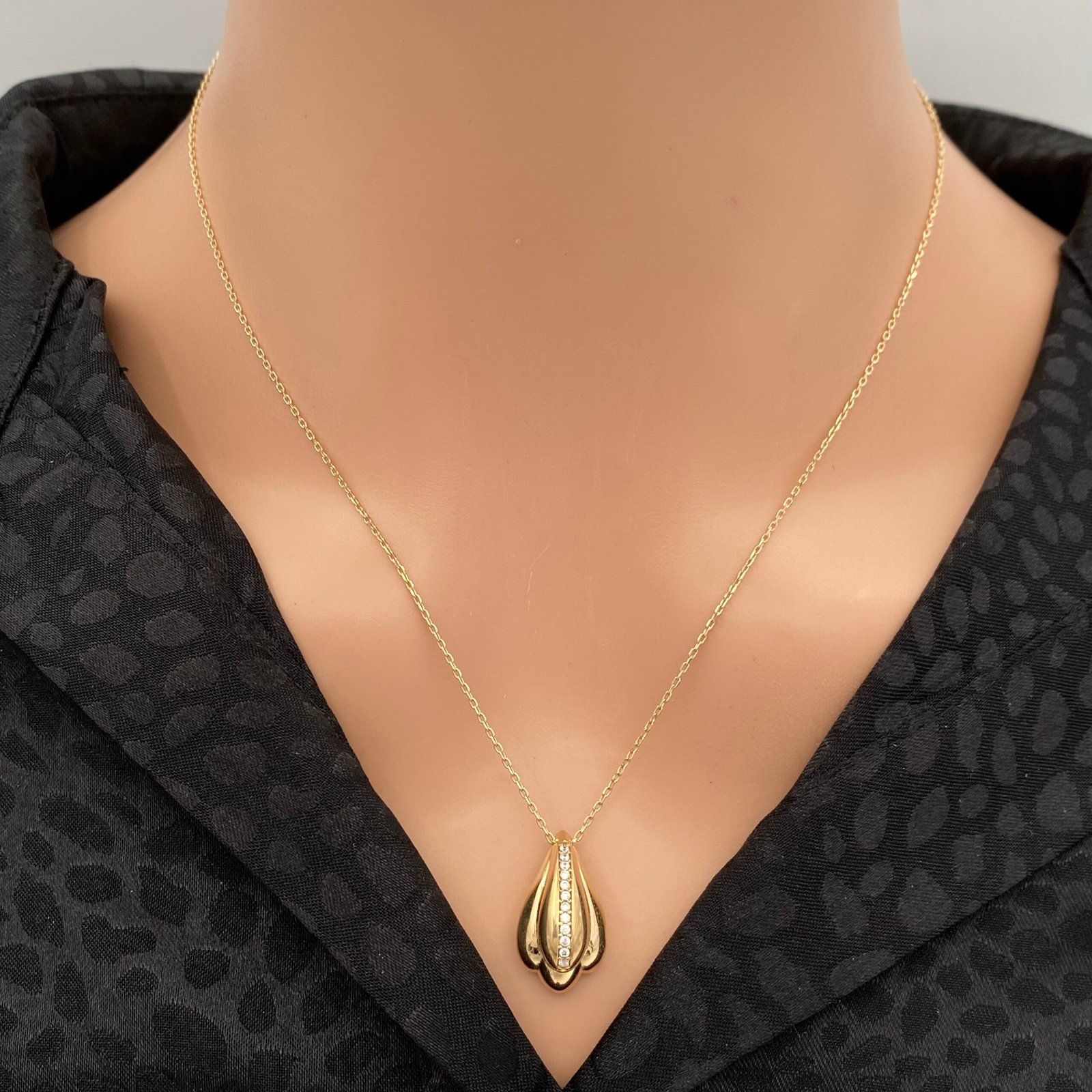 عقد ذهب عيار 18 الوزن 3.79 جرام